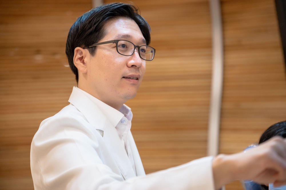 환자와 상담하는 김경석 대표원장