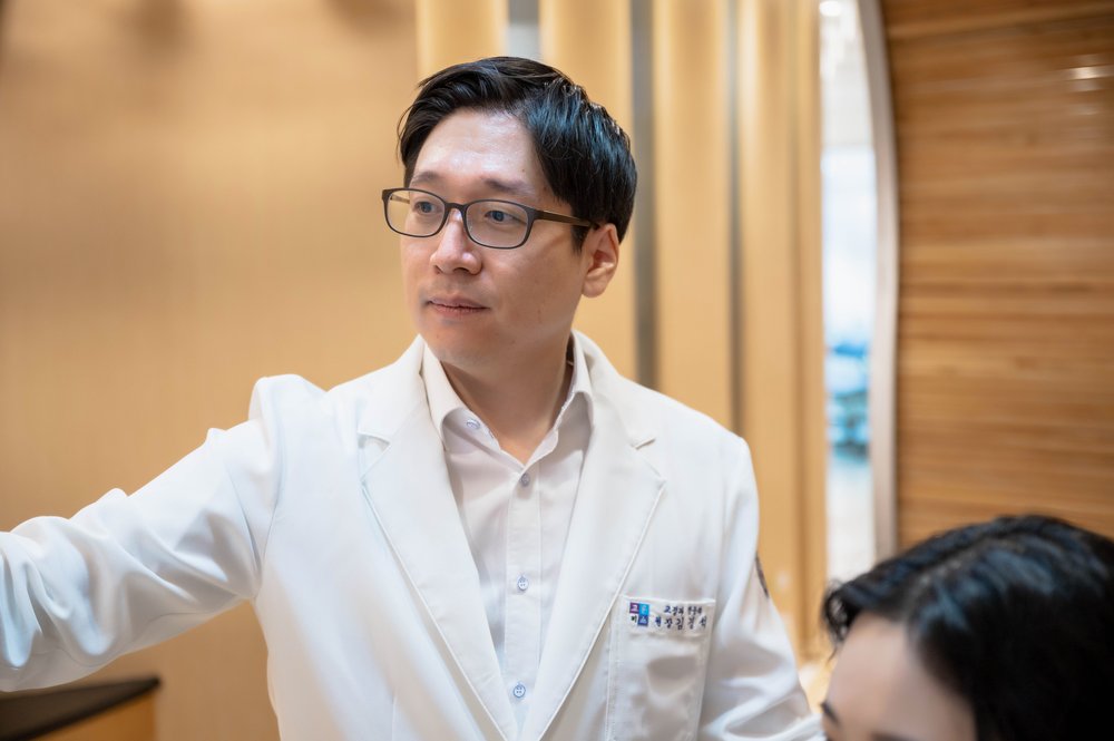 교정 계획을 설명하는 김경석 대표원장
