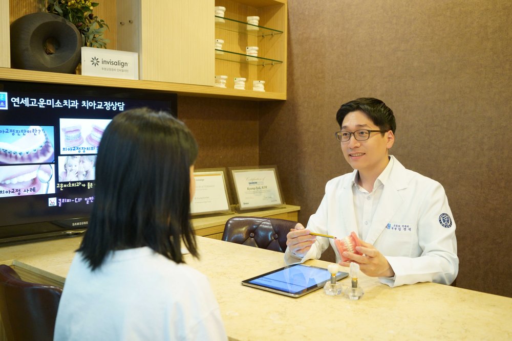치아 모형으로 교정 방법을 설명하는 김경석 대표원장
