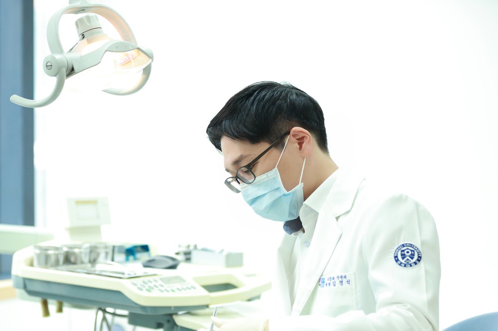 교정 진료 중인 김경석 대표원장
