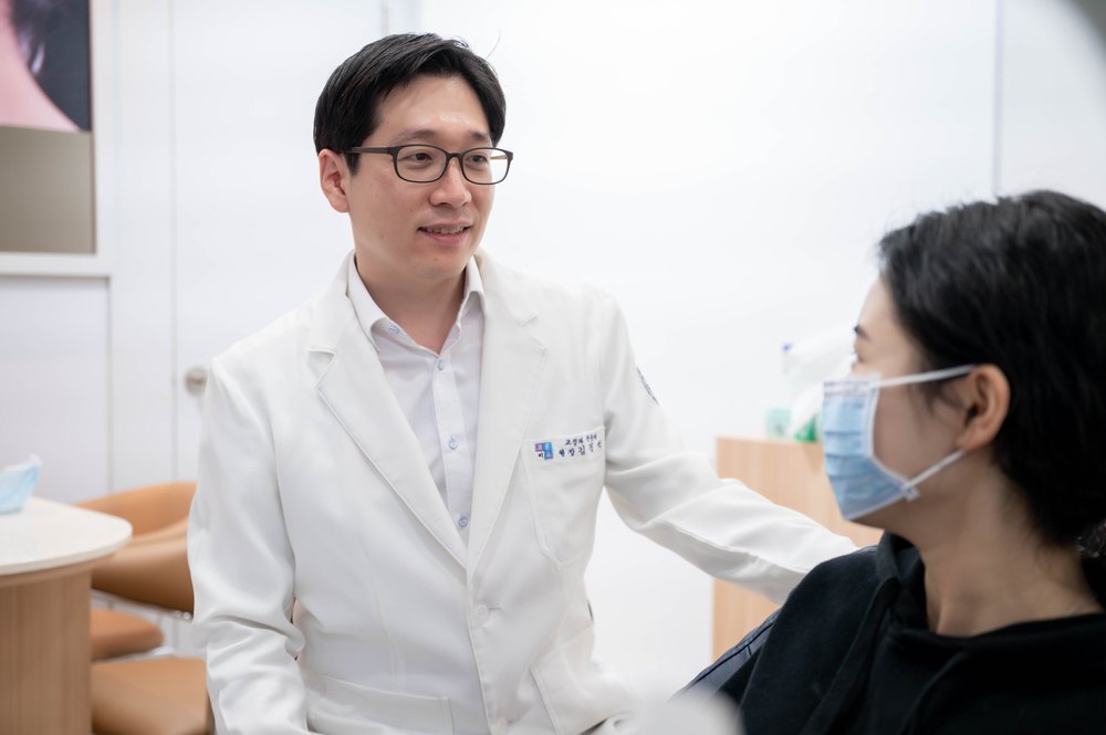 상담실에서 환자와 이야기하는 김경석 대표원장