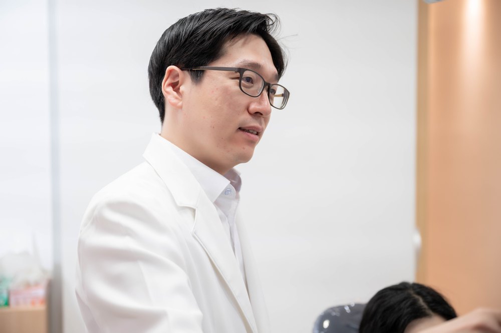 환자와 상담하는 김경석 대표원장