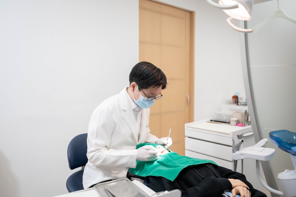 교정 진료 중인 김경석 대표원장